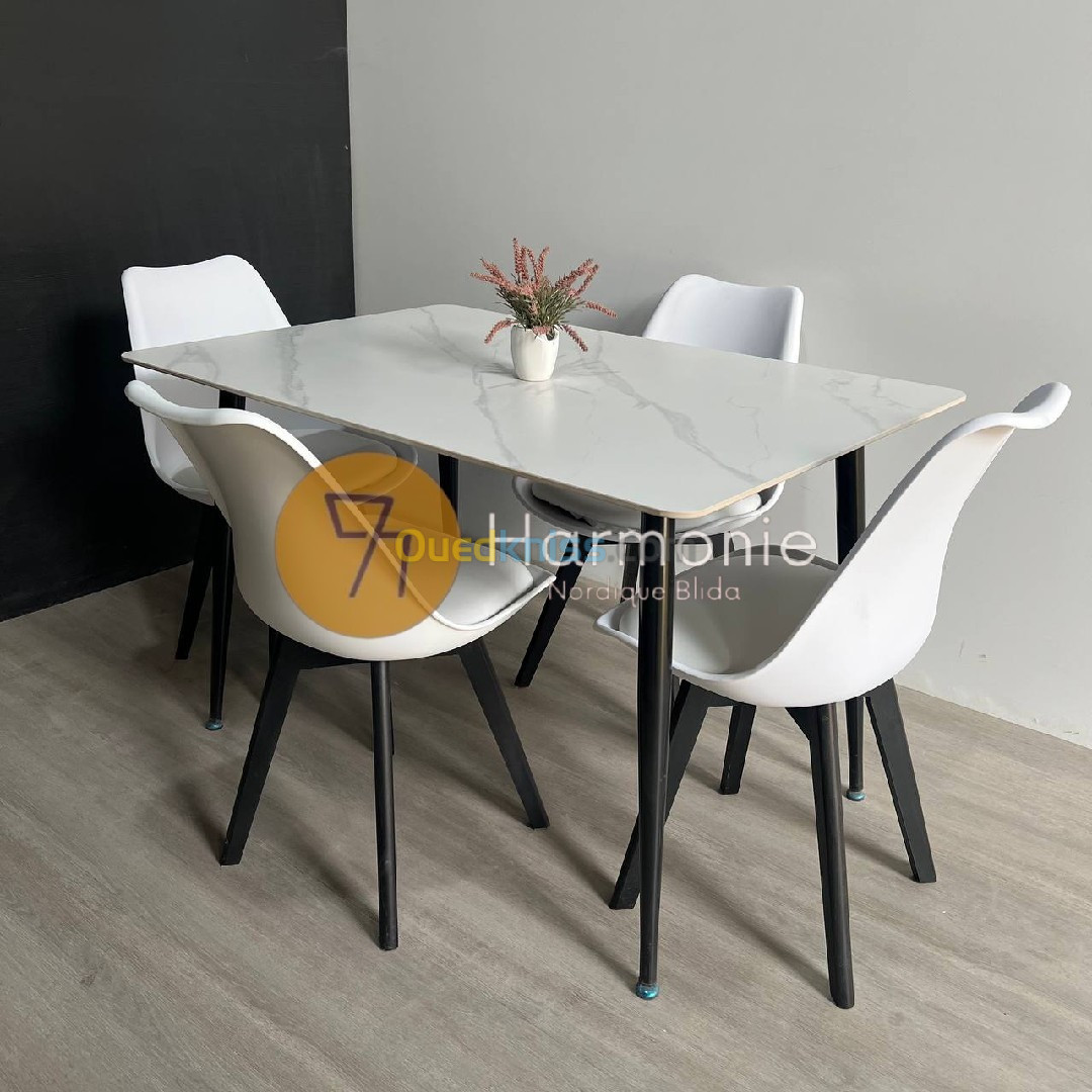 Table marbré 4 chaises tulipes