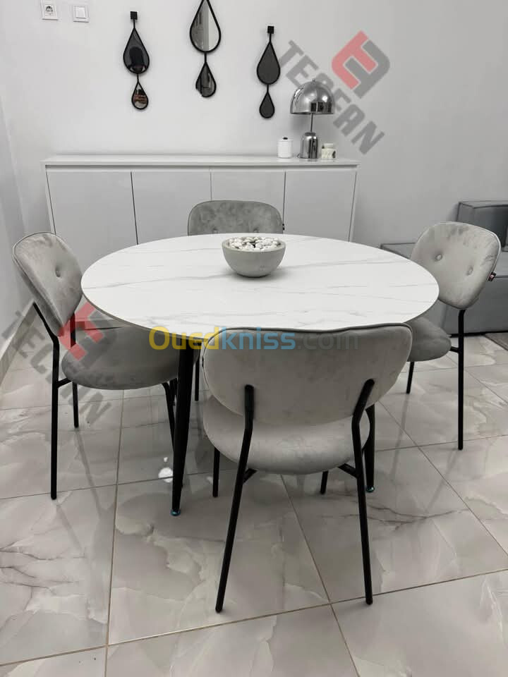 Table marbrée ronde 120 cm avec 4 chaises