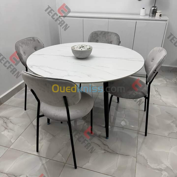 Table marbrée ronde 120 cm avec 4 chaises