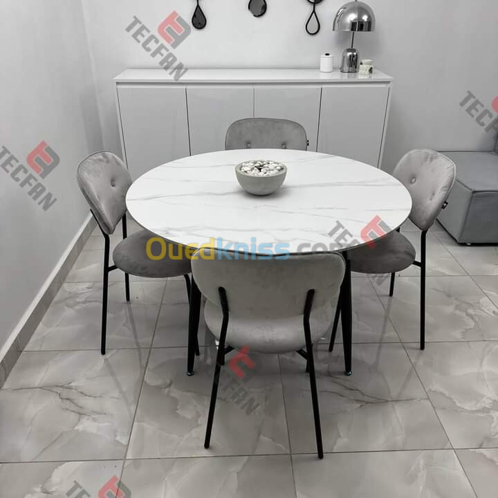 Table marbrée ronde 120 cm avec 4 chaises