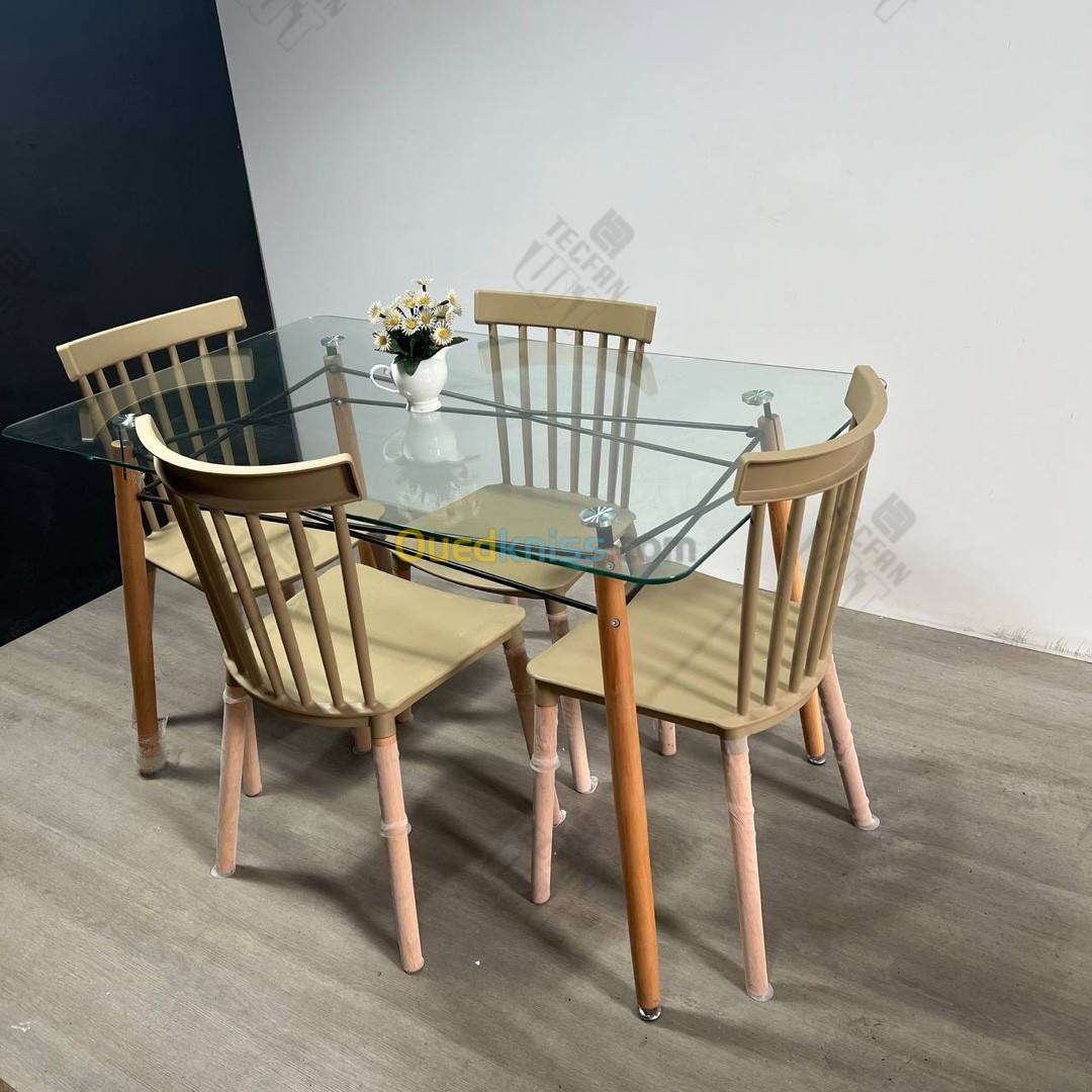 Table en verre trempé avec 4 chaises 