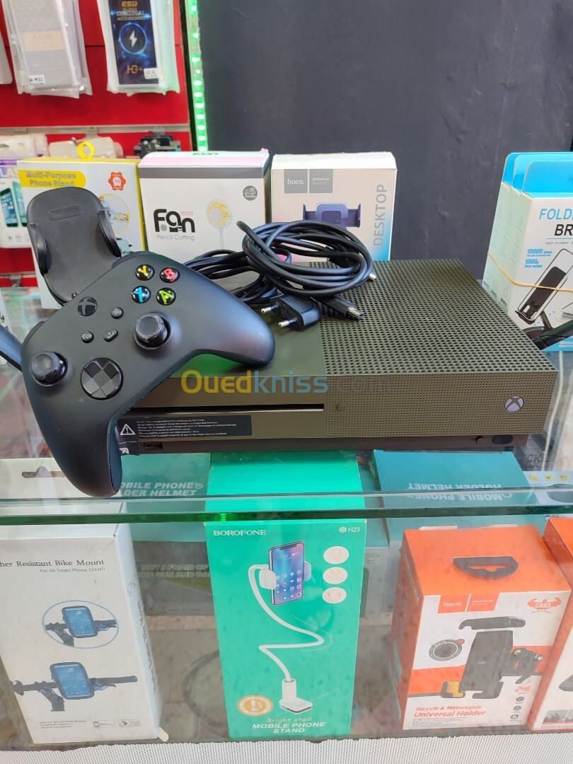 Xbox one s 1t manette et les câble d'origine 