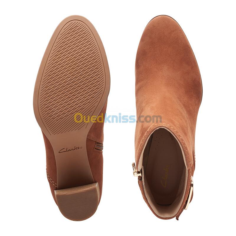 CLARKS Freva85 Buckle Caramel Suede