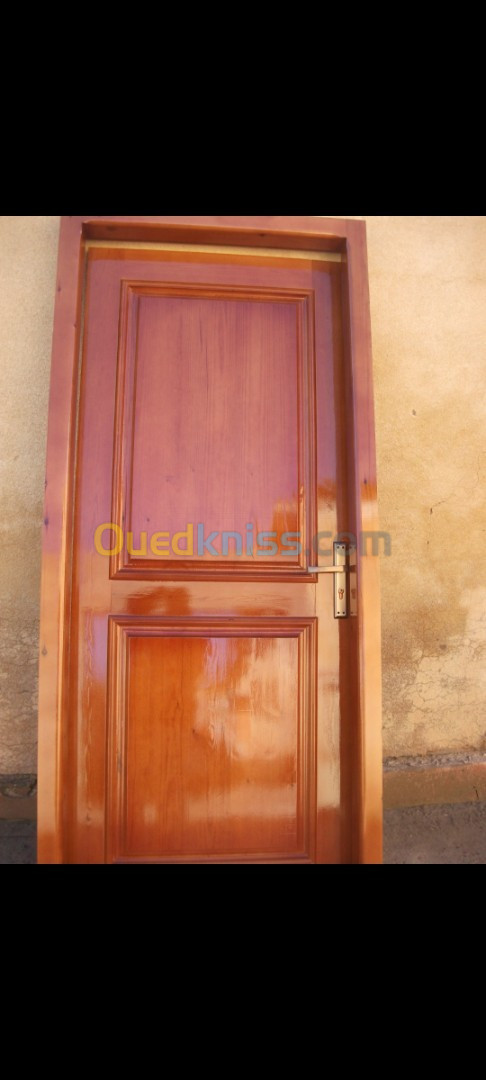 Porte en bois rouge 