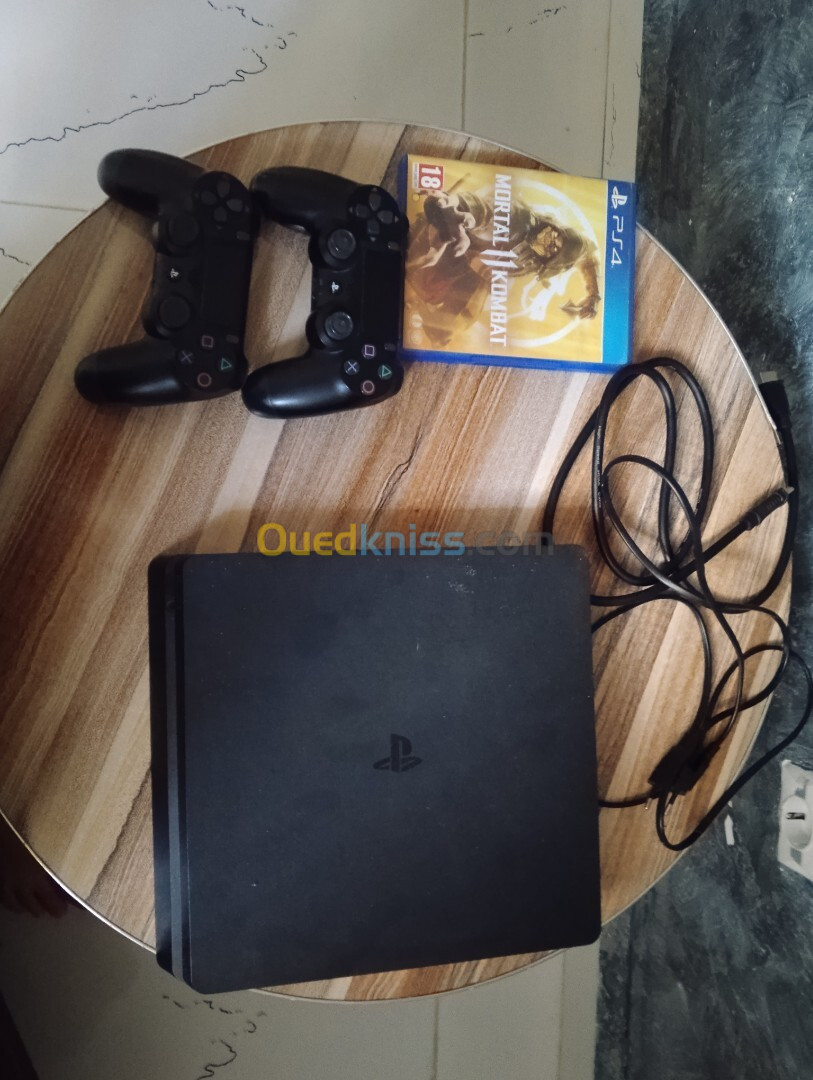 Pack Ps4 slim + 2manett +cd mort. .Tal combat 11