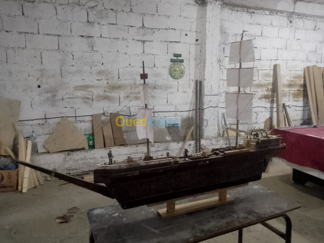  un bateau voilier en bois pour décoration