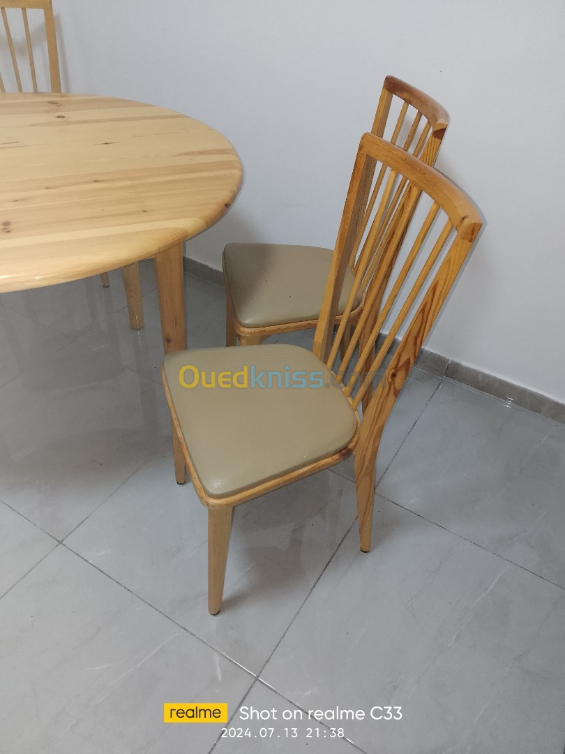 Table ronde avec chaises 