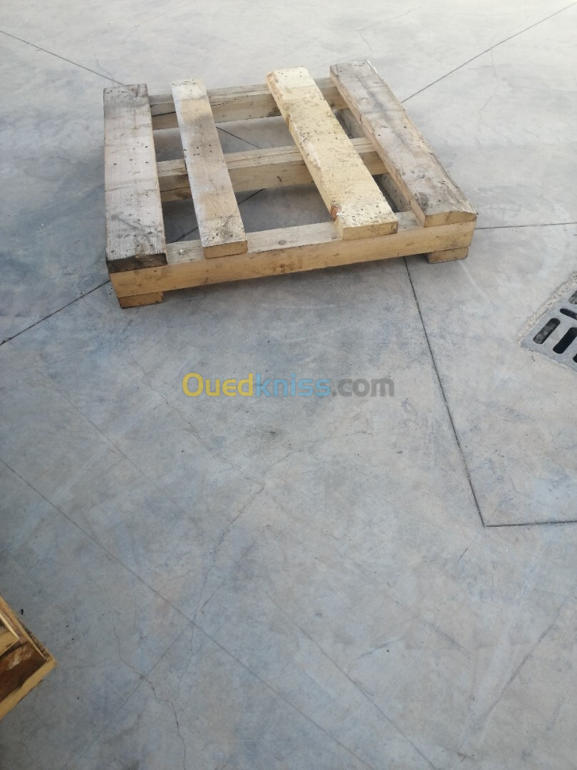 PALETTES EN BOIS RESISTE A 03 TONNES 100 X 100 cm