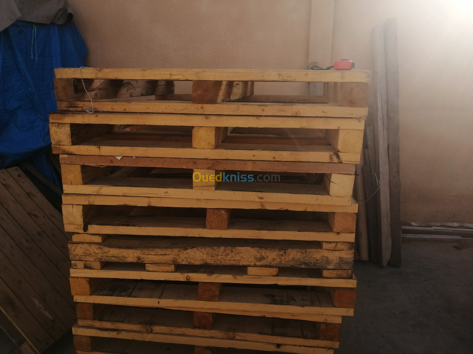 PALETTES EN BOIS RESISTE A 03 TONNES 100 X 100 cm