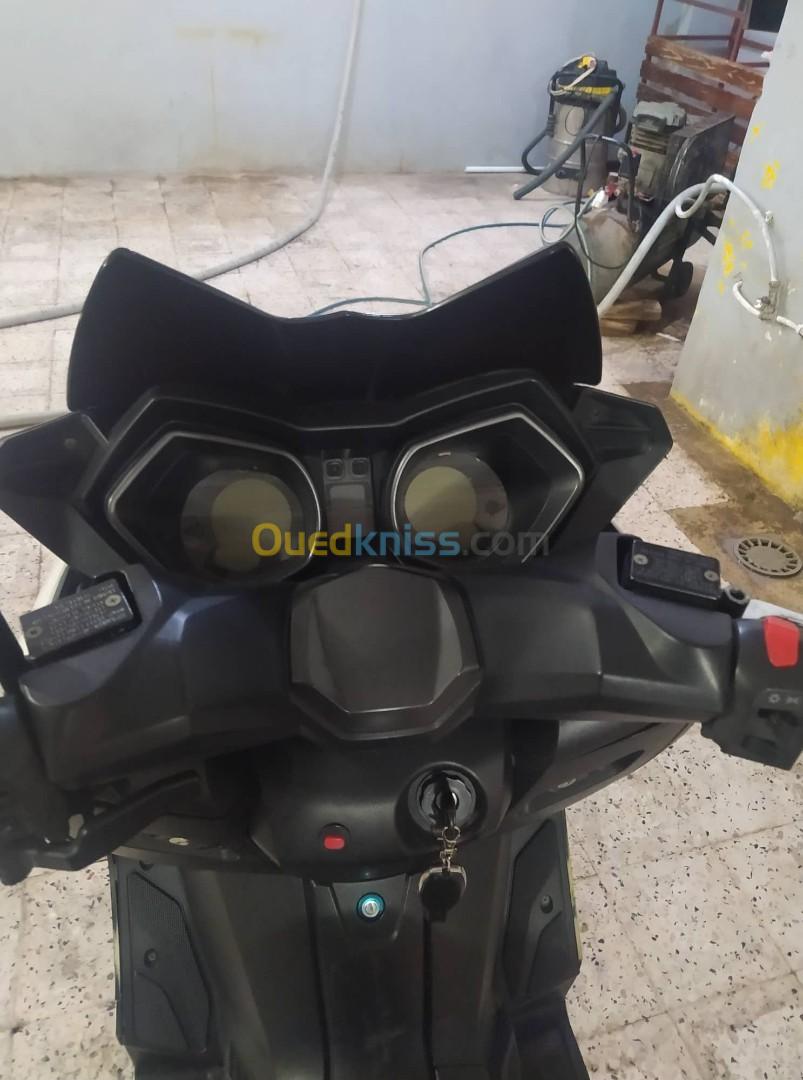 sam s-max copy yamaha xmax 2015