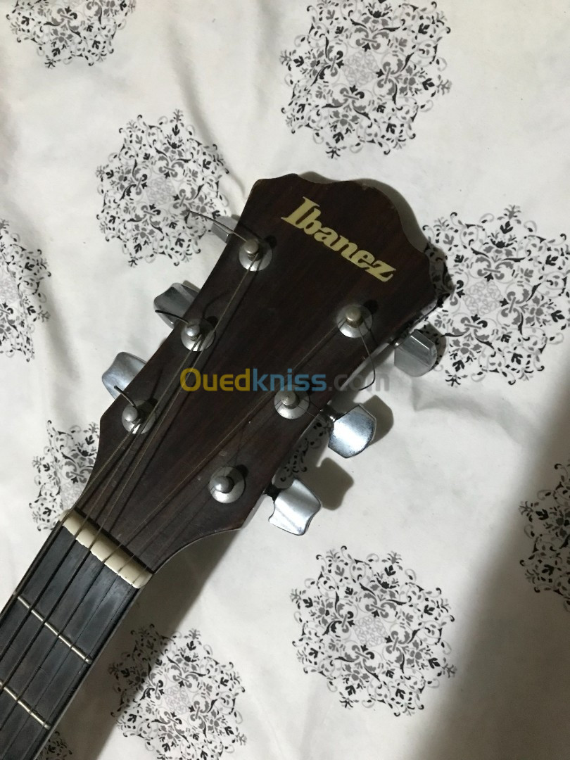 Vends Guitare acoustique Ibanez AW100.