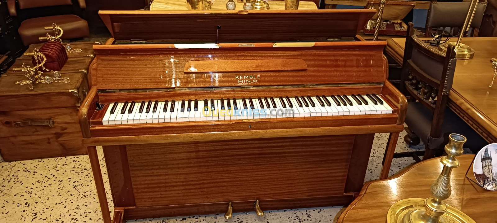 Antiquités brocantes meuble coffre berbère piano lustre 