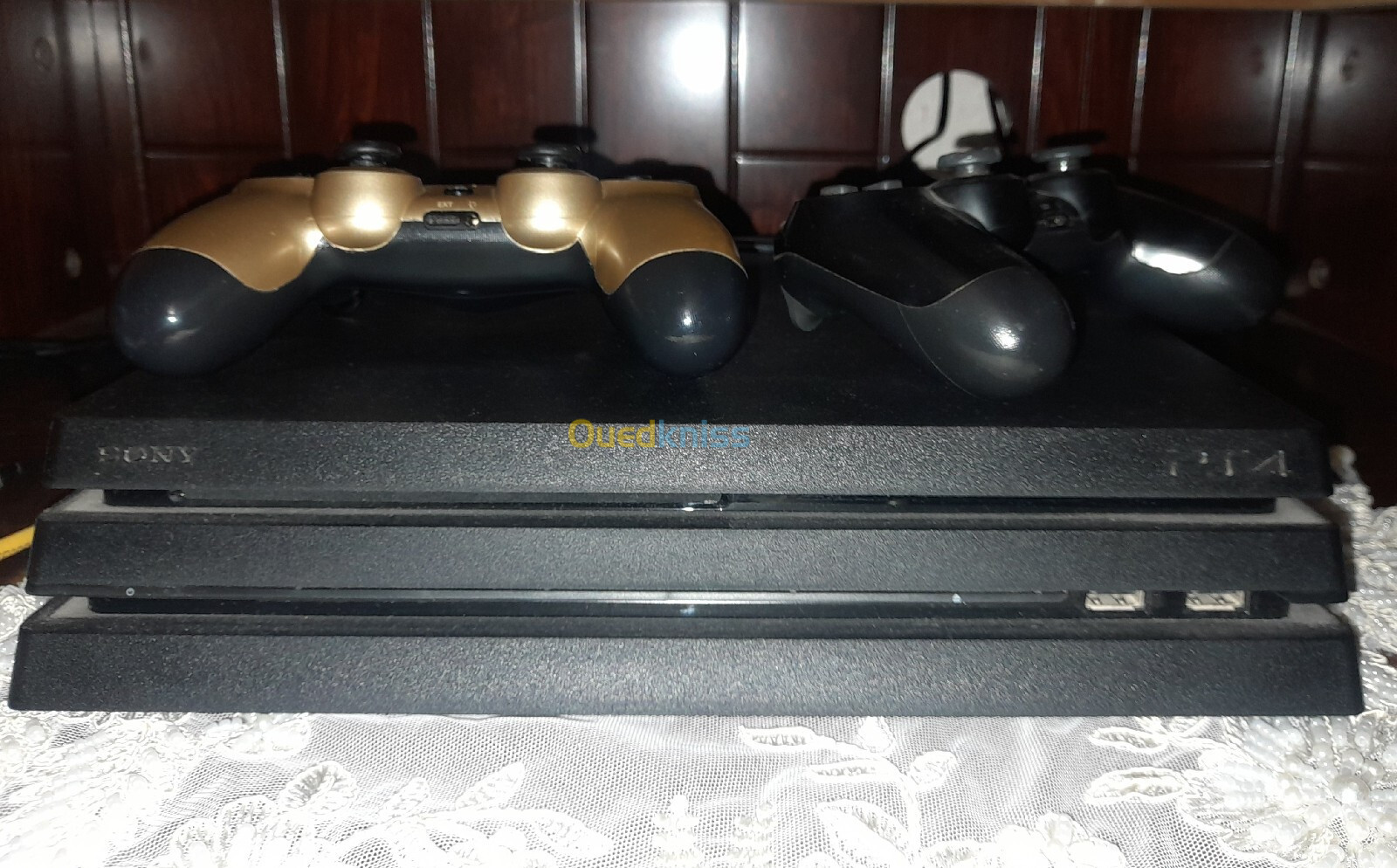 Ps4 pro 1tb avec 2 manette original version 12.00 