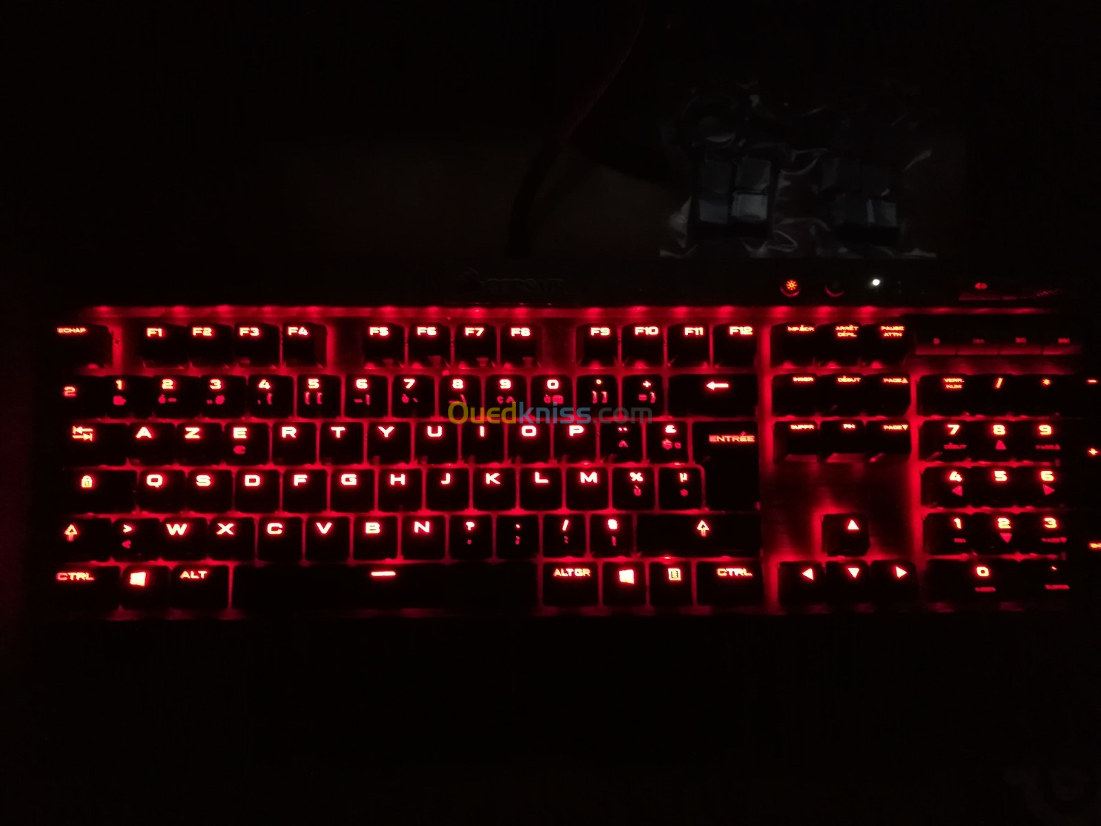 Clavier gamer corsair k70 lux Led rouge SWITCHES ( Cherry MX BLUE)