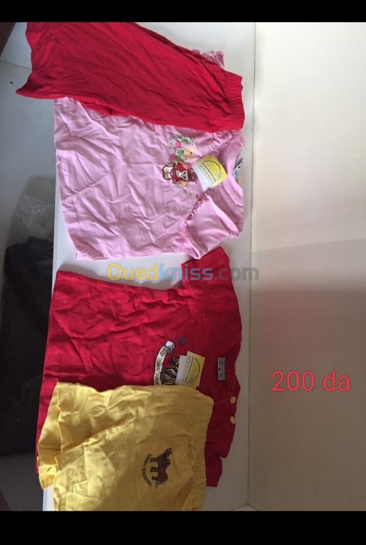 lot vêtement enfants et bébés t shirt ensemble jupes grenouillères de 0 à 4 ans