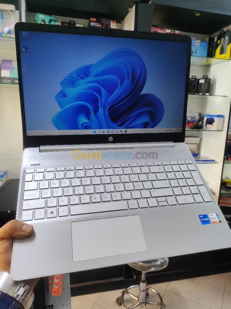 Hp 15s i5 12em 8gb ssd 512 IRIS