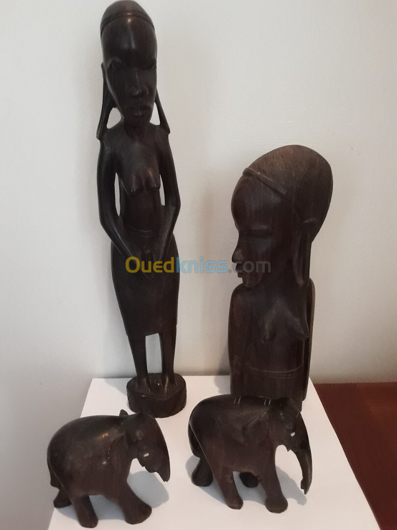 Lot de Statuettes en bois d'ébène sculpté à la main.