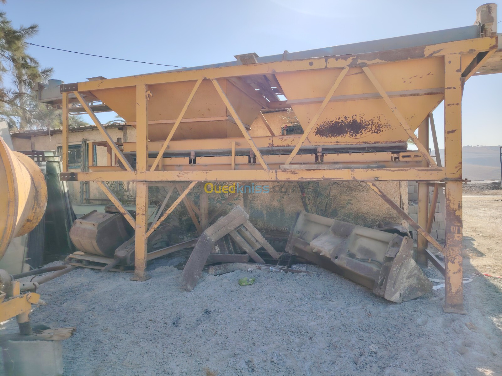 Vent trois mini centrale à béton en très bon état et trois  fourche de grue 