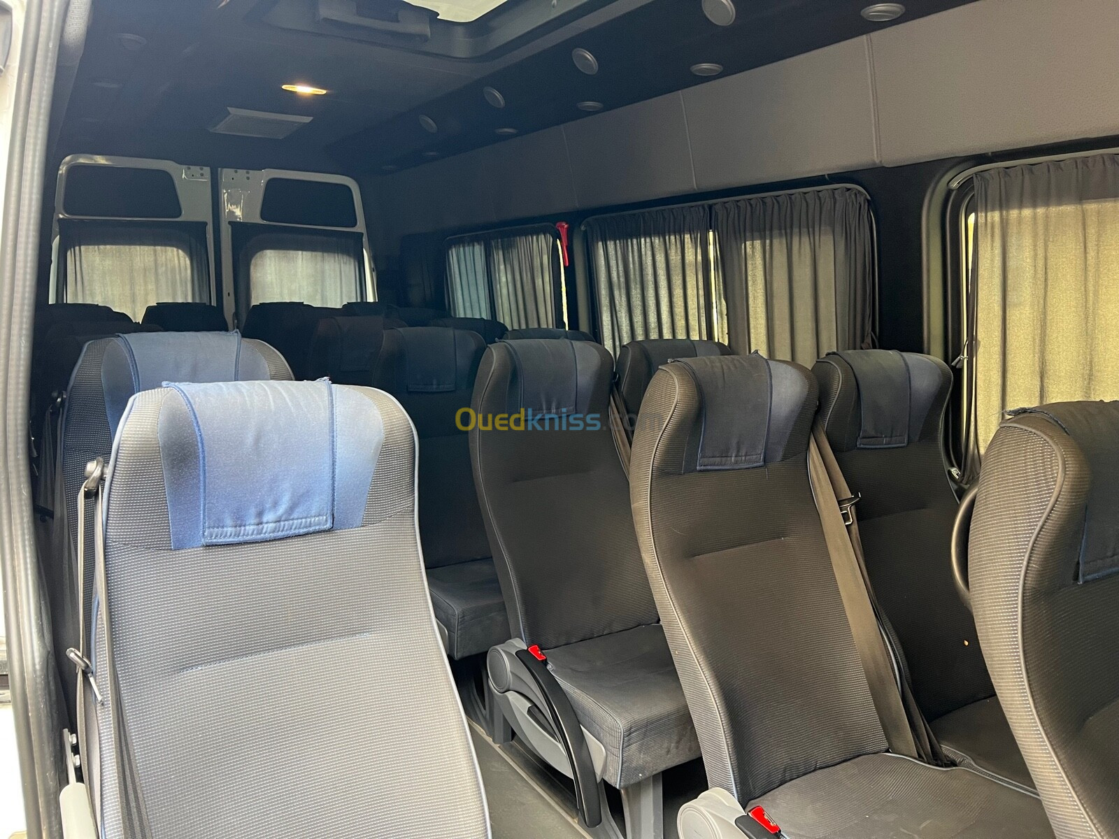 Location d'un minibus Sprinter 23 places-حافلة صغيرة للكراء من نوع مرسيدس سبرينتر تتسع لـ 23 راكبًا