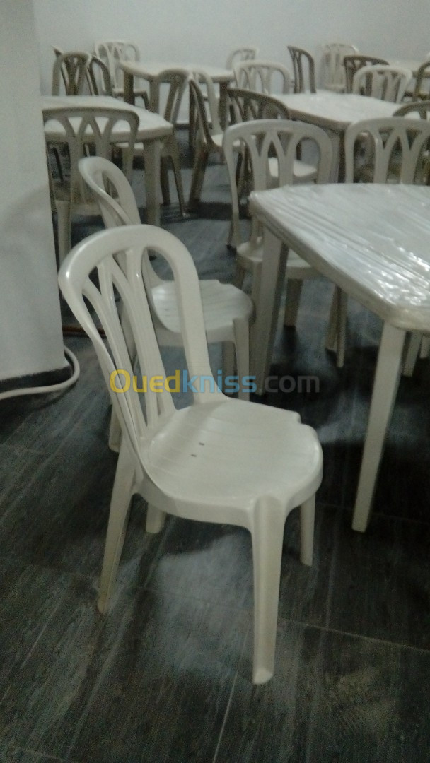 كراسي و طاولات بلاستيكية CHAISES ET TABLES PLASTIQUE