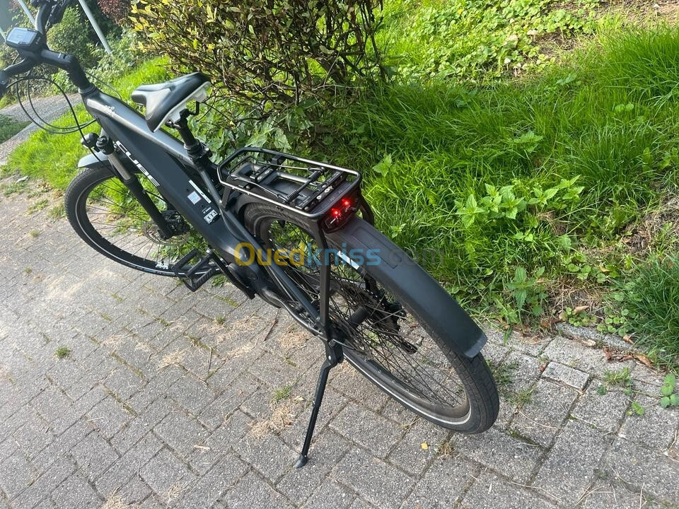 Vélo électrique CUBE touring 