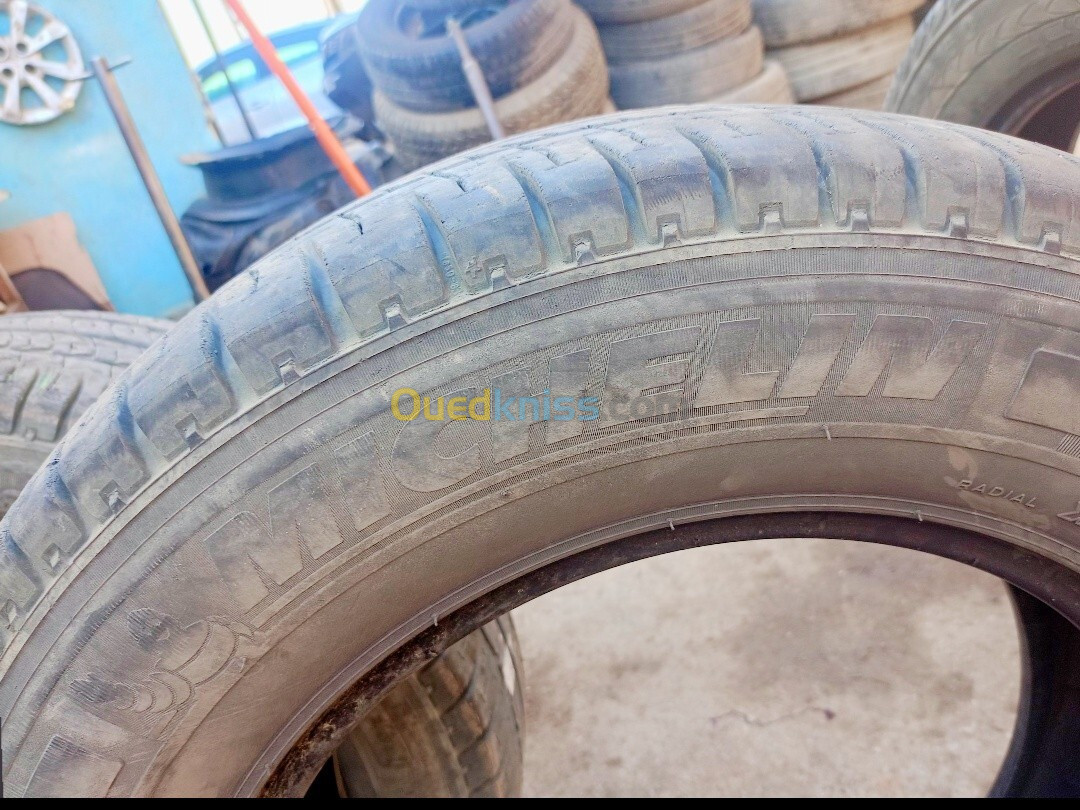  Pneu bon état Michelin 235/65R16c 