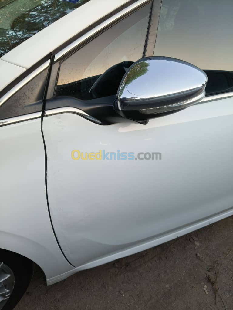 Peugeot 208 2015 Allure