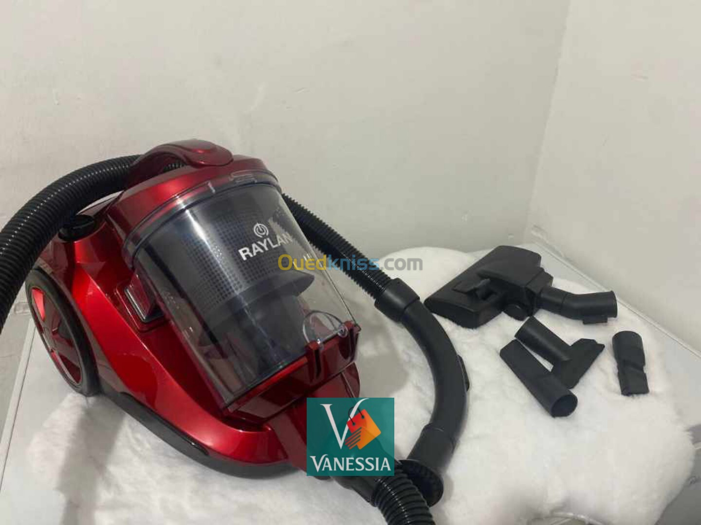 Aspirateur marque Raylan  couleur rouge