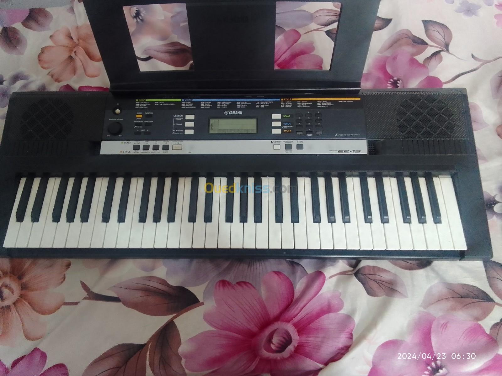 Synthétiseur Yamaha PSR e243