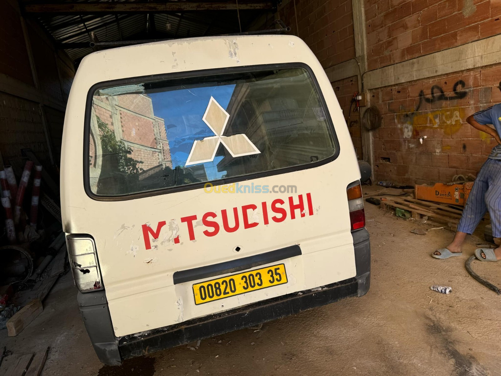 Mitsubishi L300 2003