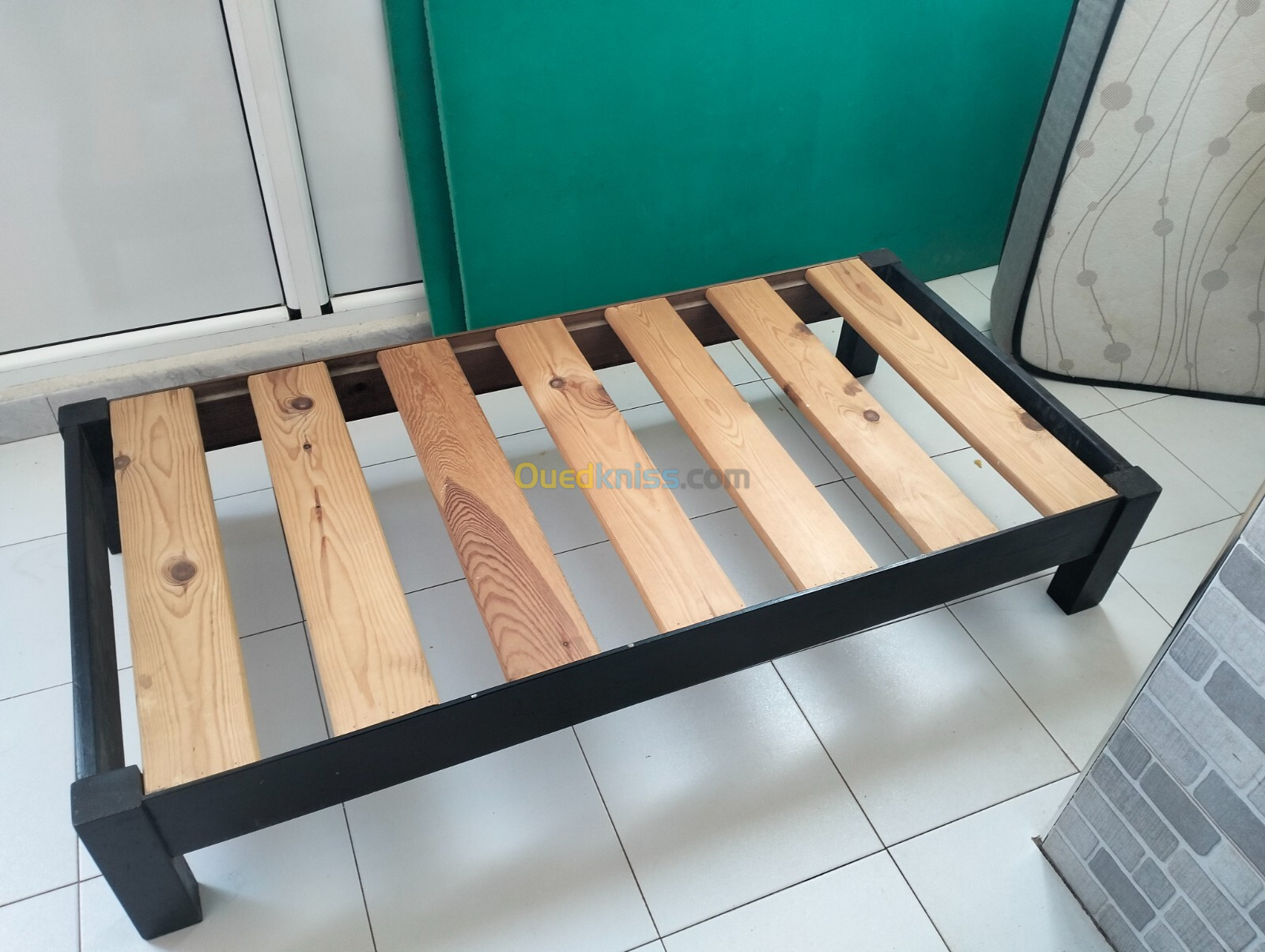 Canapé état comme neuf+ son Matelas sur mesure sur ( offert )