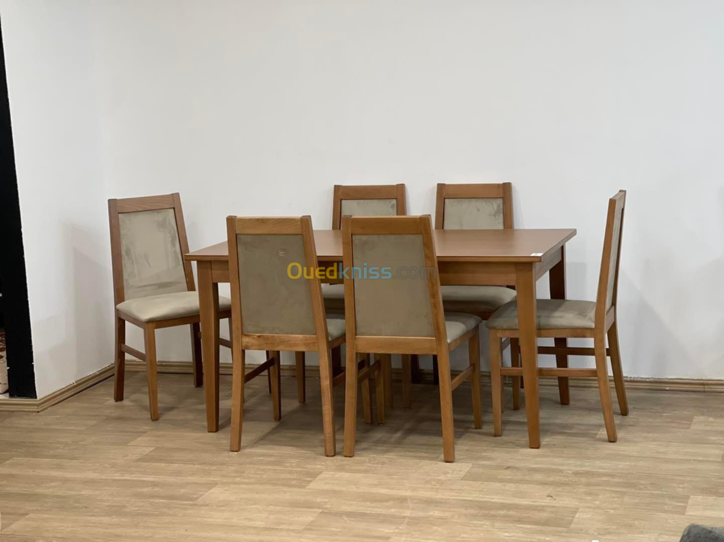 TABLE & Chaises Restaurant /Cafeteria /Maison