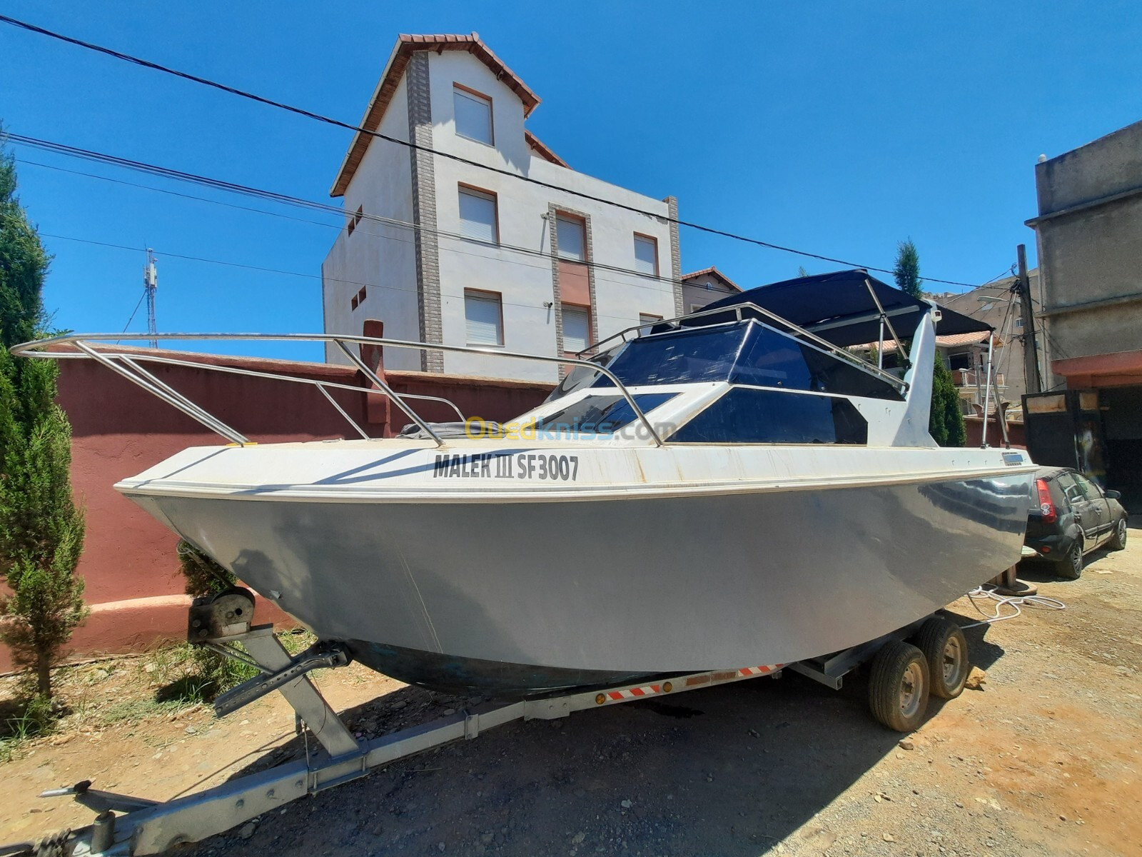 Bateau vedette 7 mètres grande cabine 200cv