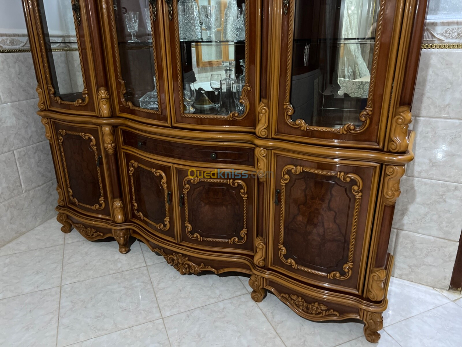 Armoire vitrée en très bon état 