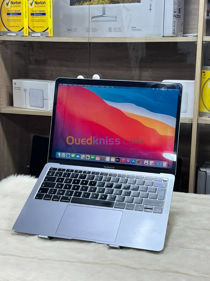 MACBOOK AIR RETINA 13.3" 2019 I5 1.6GHZ 8GO 128GO SSD 13.3" RETINA 3K MAC OS 14.2 SONOMA CYCLE 396 