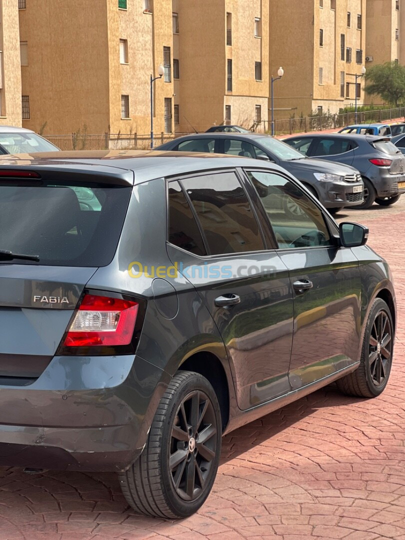 Skoda Fabia 2018 Style (avec toit panoramique)