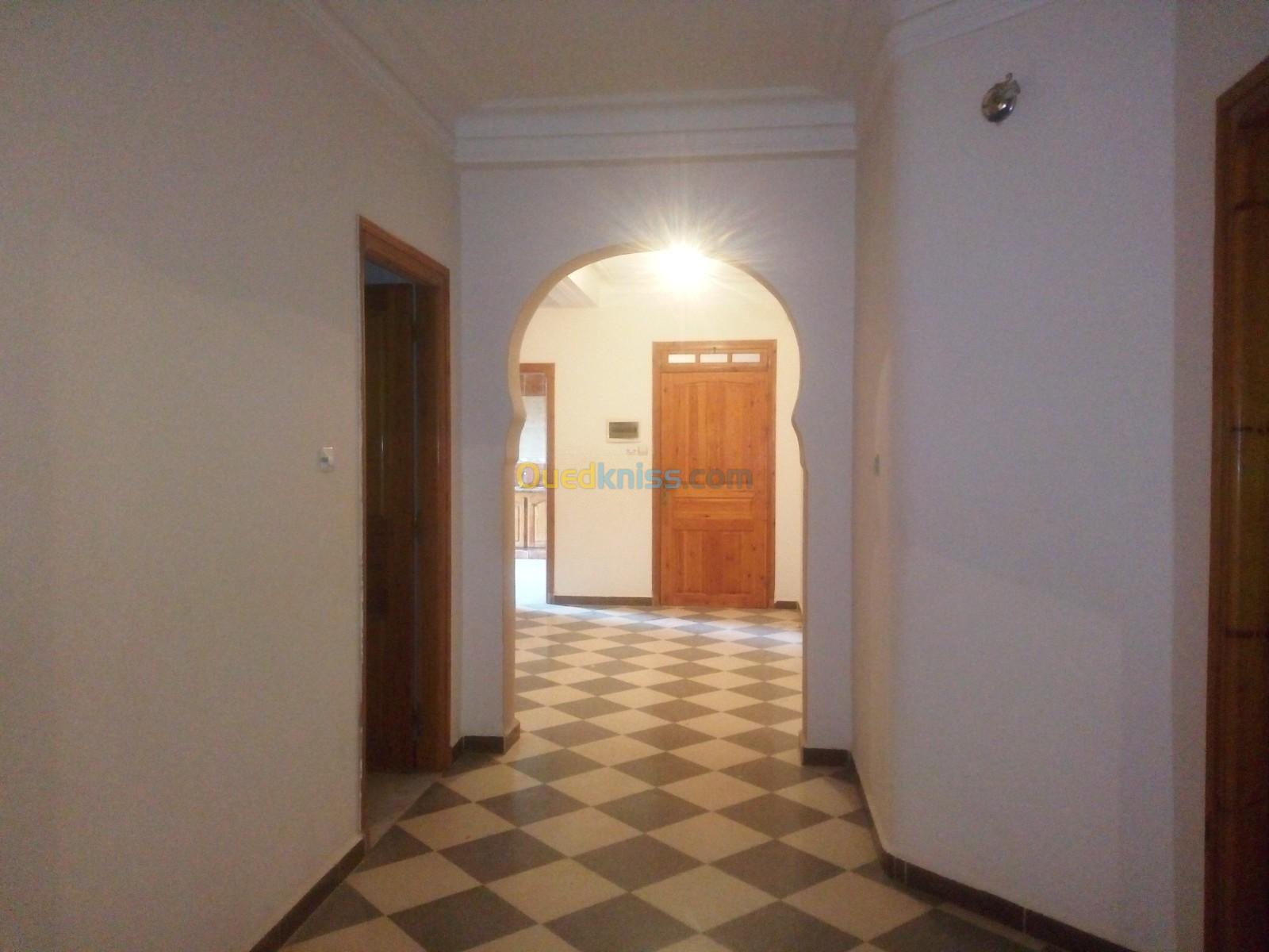 Rent Villa floor F4 Algiers Souidania