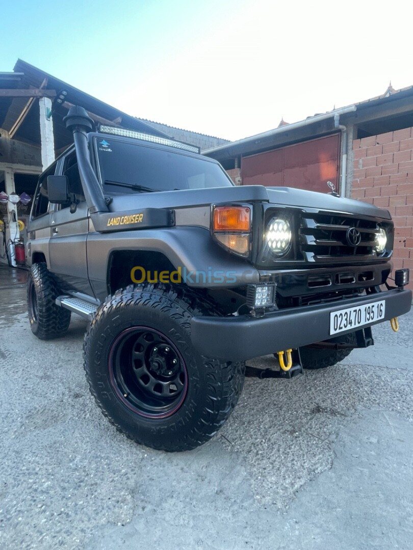 Toyota Land Cruiser 1995 Court