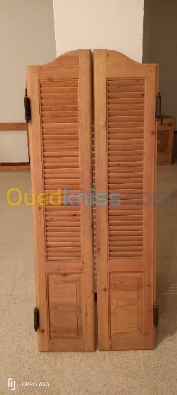 Porte western en bois rouge