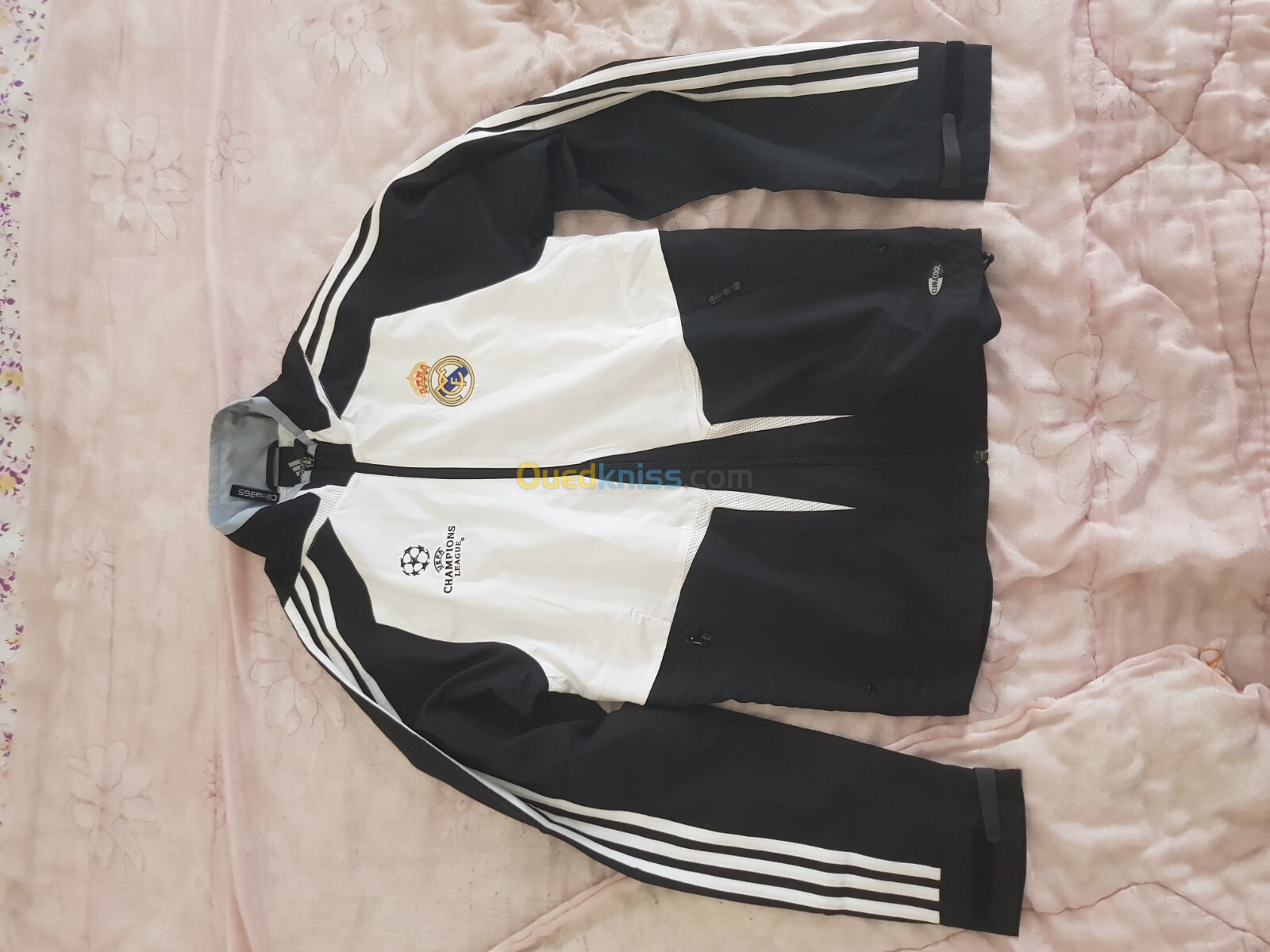 Je vends une survêtement complet original Adidas 