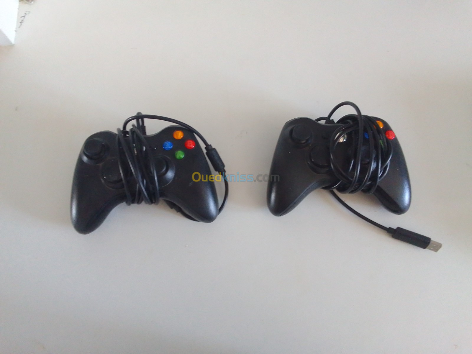 Xbox360 avec deux manettes avec 8 cède et 24 jeu inclu 