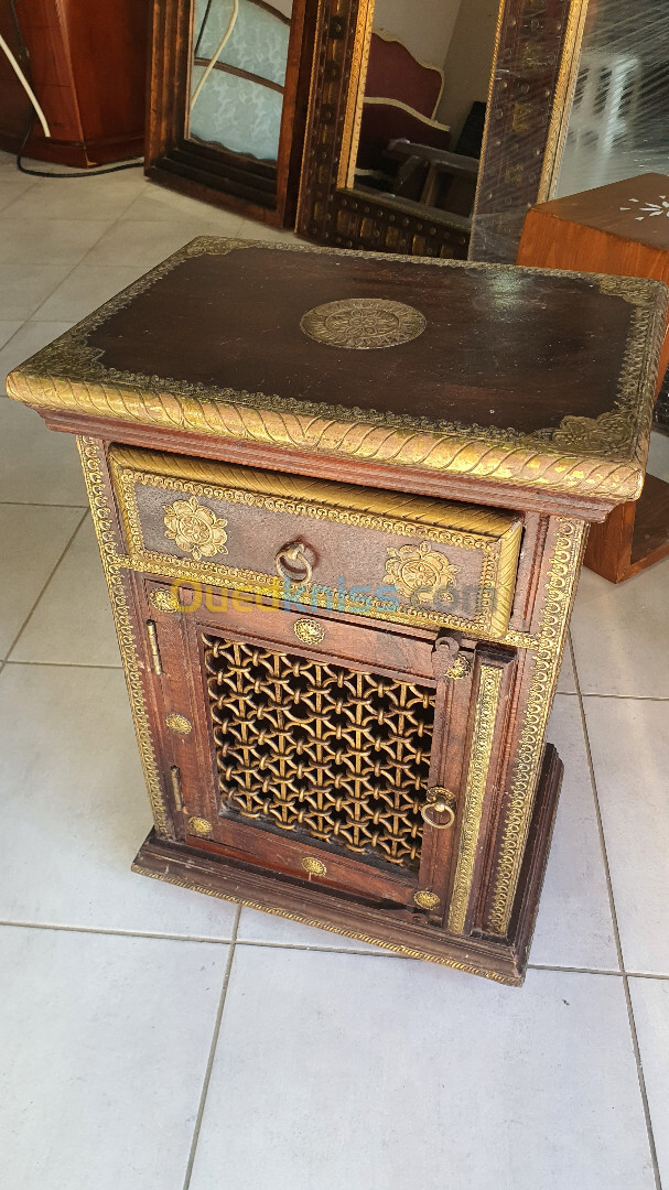 Table, meuble de coin indien en bois noble et laiton