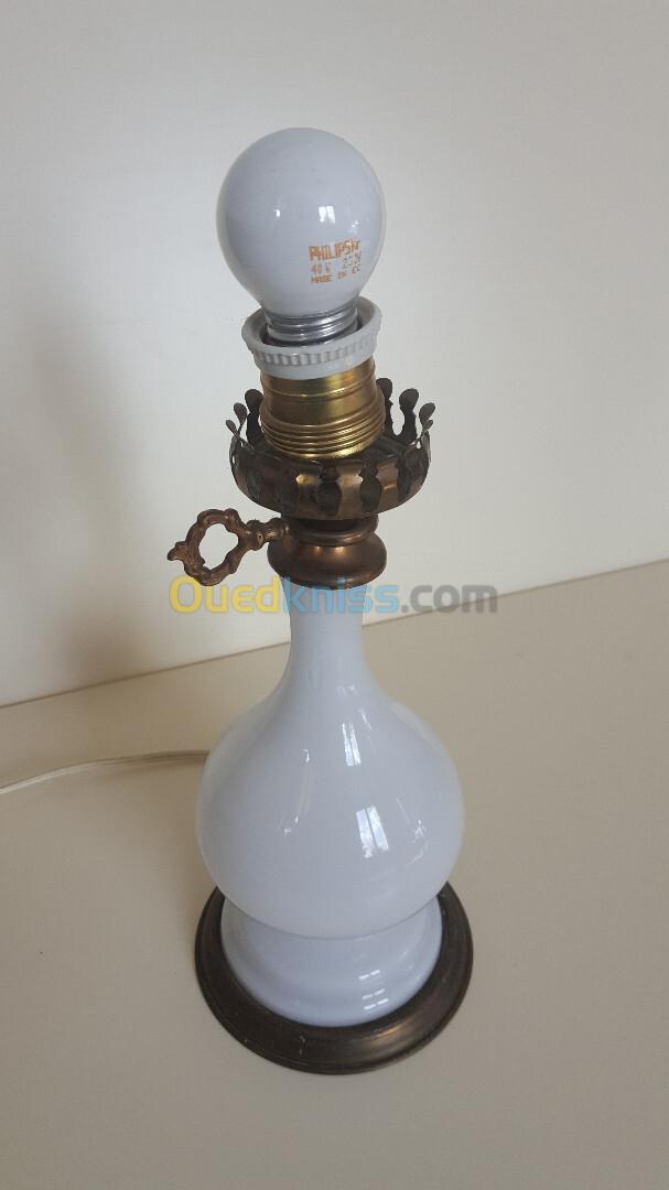 Lampe à pétrole électrifiée style Napoléon III en opaline et laiton fin XIXe  