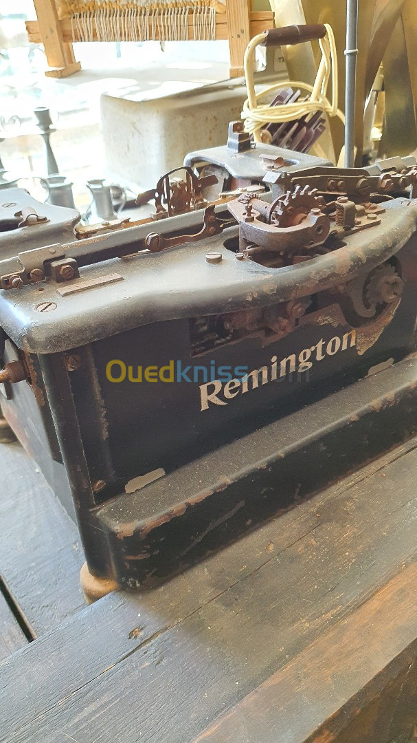 Dactylographe, machine à écrire REMINGTON 12 vers les années 1920