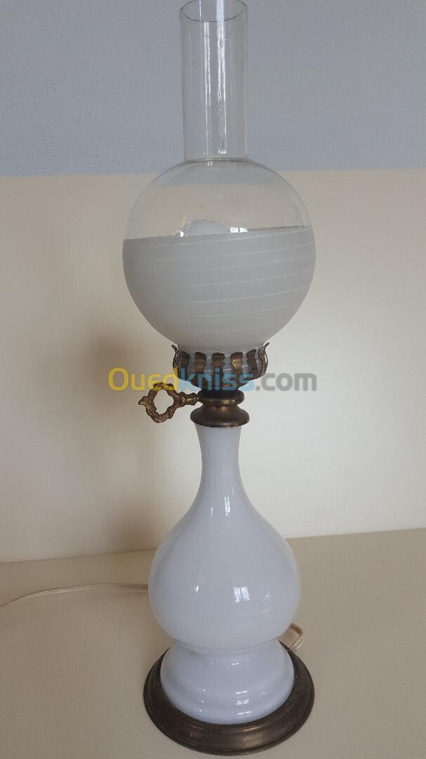 Lampe à pétrole électrifiée style Napoléon III en opaline et laiton fin XIXe  