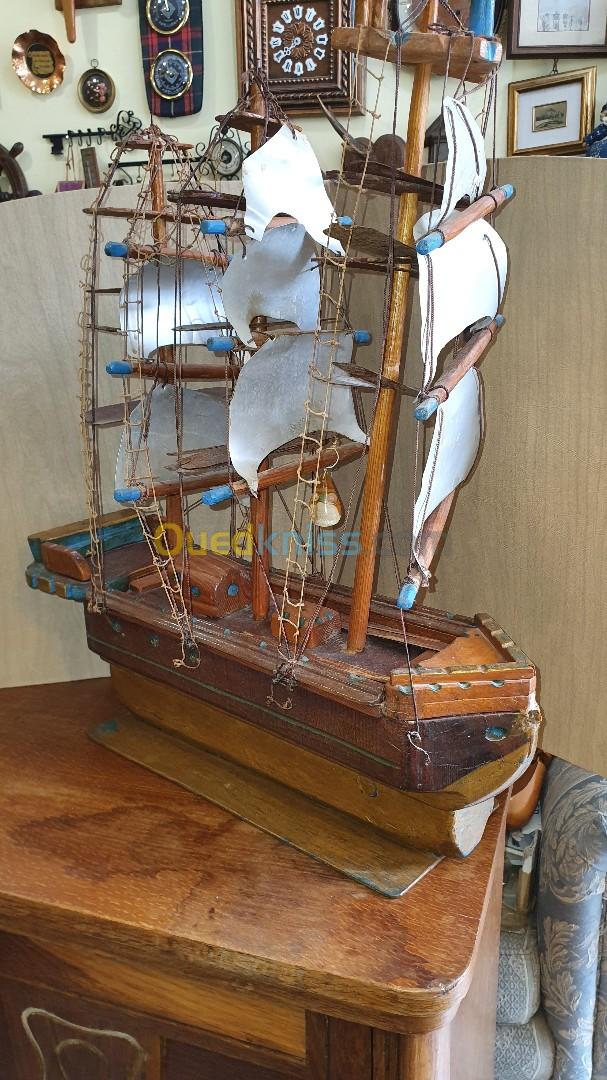 Maquette de bateau, voilier artisanal en bois, décor marin 