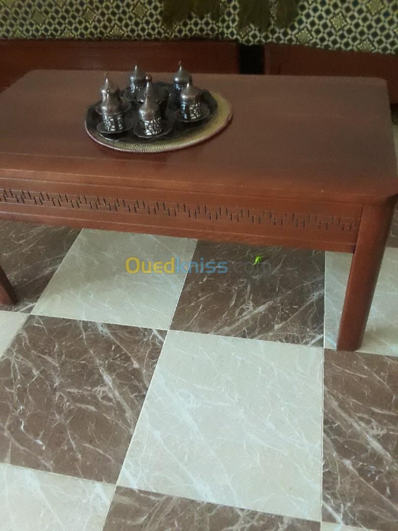 Table basse avec 4 banquettes 