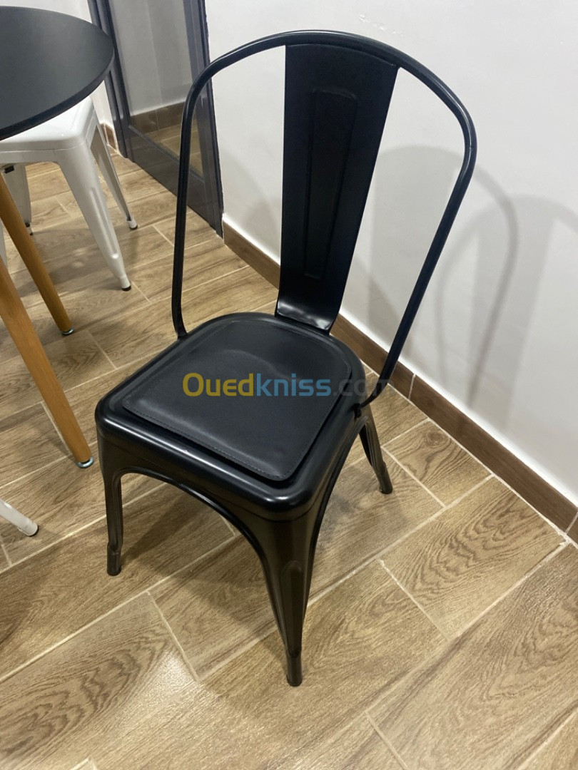 Table ronde + quatre chaises 