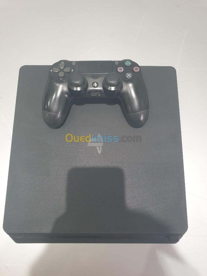 Ps4 slim 1Tb état 10/10 jamais ouverte avec deux manette et des palettes +cd mw2019 et mw2