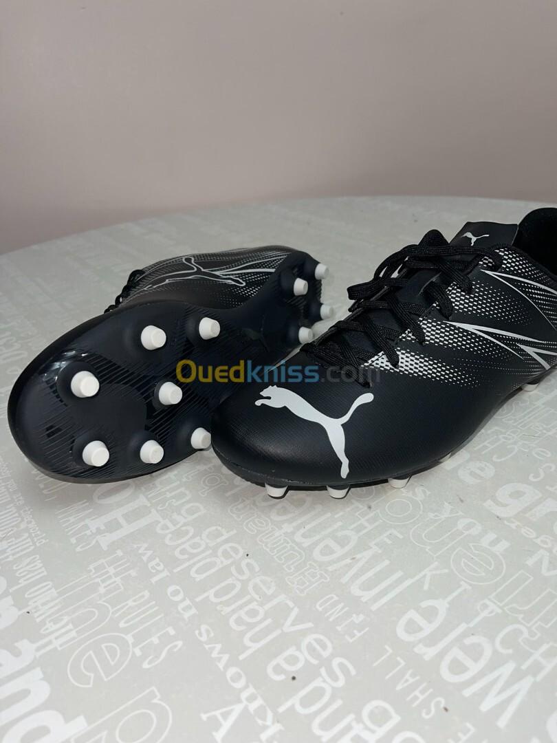 Un crampon de football 41 pointure puma original